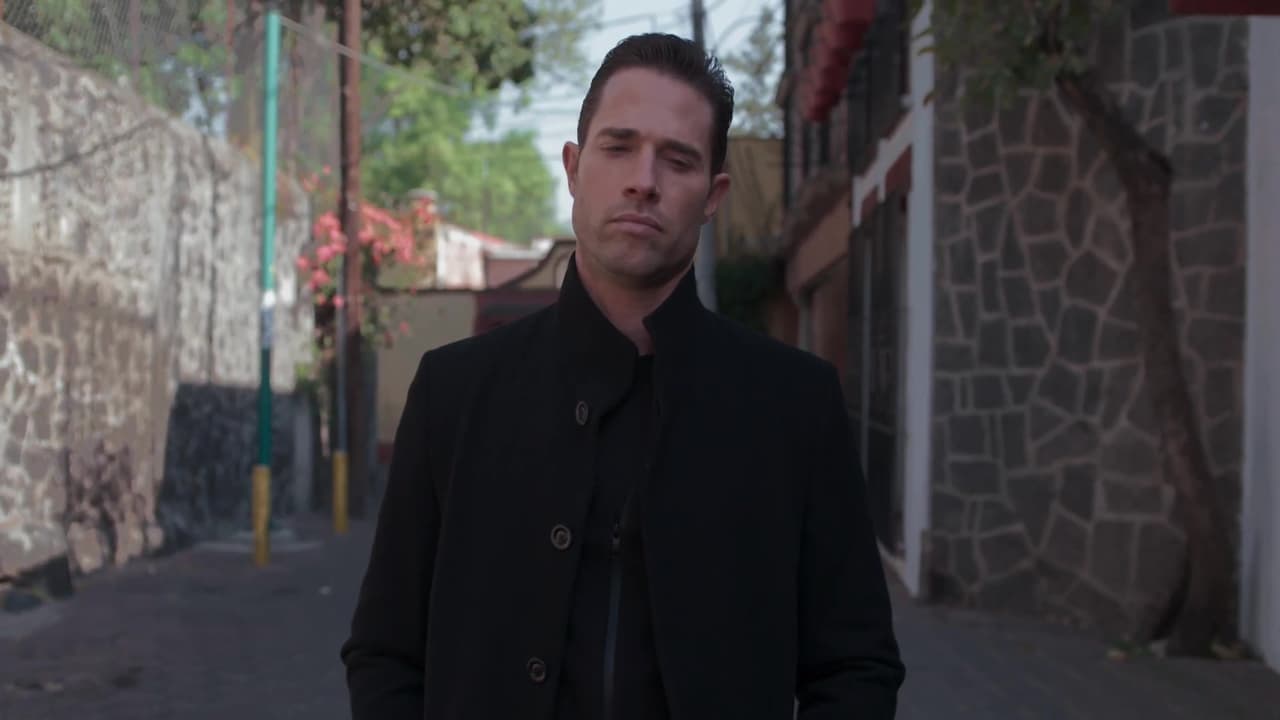 Miguel Garza (Sebastián Rulli) ha desatado una lucha entre Adela Cruz (Renato Notni) y Jimena Ortiz (Irina Baeva), pues las dos buscan ganarse el amor del protagonista de El Dragón.