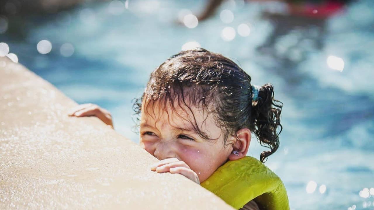 <b>Deer Valley Pool</b>
<br>Abierto de lunes a jueves, sábados y domingos de 12 p.m. a 6 p.m. Viernes cerrado.
<a href="https://goo.gl/maps/oWmWGTxqTyq" target="_blank">19400 N. 19th Avenue.</a> Teléfono: 602-534-1842. Niños gratis. Adultos $3.