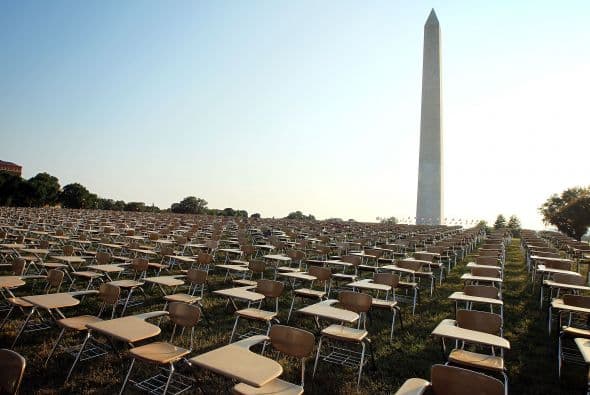 La organización College Board instaló 857 pupitres vacíos en los terrenos del National Mall de Washington DC, representando el número de estudiantes que abandonan la escuela a diario en Estados Unidos.
