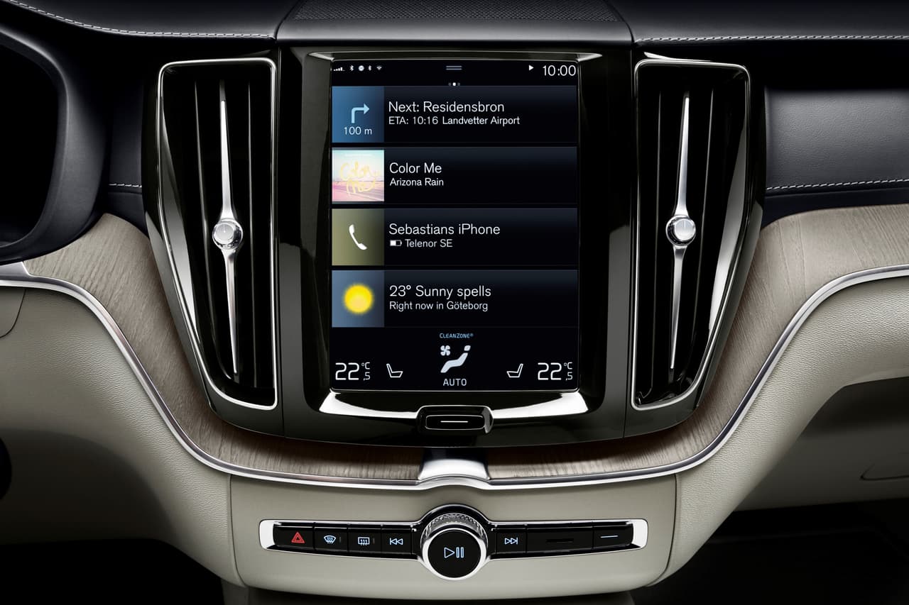 <h3 class="cms-H3-H3"><b>Tecnología de punta</b></h3>
<br>
<br>Aún con los elementos que incluye de serie, la XC60 sobresale por estar bien equipada. En esta lista podemos encontrar el control de clima automático de doble zona, techo panorámico corredizo y el sistema de información y entretenimiento Sensus con una pantalla táctil de 9 pulgadas orientada verticalmente y un sistema de audio de 10 bocinas. Integra además Apple CarPlay y Android Auto para quienes prefieren conectar su teléfono inteligente.
<br>