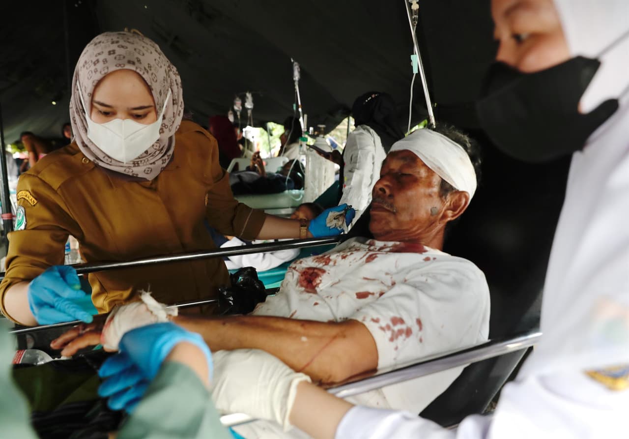 El temblor tuvo fuerza suficiente para derribar muros, trozos de concreto y tejas, algunas de las cuales cayeron en dormitorios. “Se sintió muy fuerte. Mis colegas y yo decidimos salir de la oficina en la novena planta por las escaleras de emergencia”, dijo Vidi Primadhania, que trabaja en el sur de Yakarta.