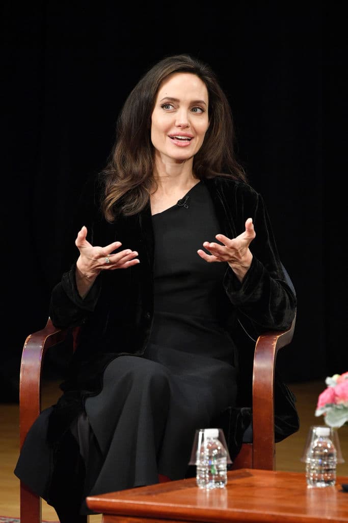 Hannah es una bombera paracaidista que perdió a tres personas durante un incendio.
<br>