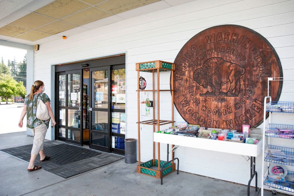 La atención de los medios provocó la curiosidad de inversores y a lo largo de los años la moneda de madera se tornó en objeto de colección a la venta en eBay y Amazon.