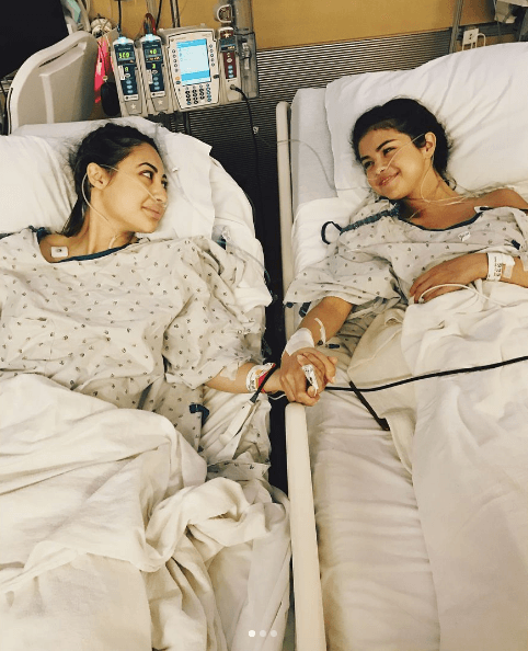 Francia Raisa, una de sus amigas más cercanas, le donó uno de sus riñones en una operación que dejó una marca en su cuerpo: una cicatriz que durante largo tiempo le dio pena mostrar pero hoy en día muestra orgullosa.