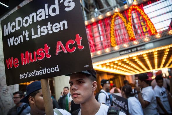 Los manifestantes buscan un aumento de salario de 15 dólares por hora, de los poco menos de ocho dólares que actualmente sirve como base.