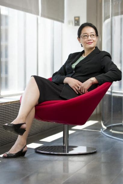 95.- JENNIFER LI: Es la ejecutiva de la segunda mayor empresa de China. Está casada y tiene 46 años.