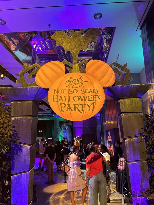 Para más información sobre 
<b>Mickey's Not-So-Scary Halloween Party en Walt Disney World</b> 
<b><a href="https://www.univision.com/local/orlando-wven/localisimo/disney-inaugura-su-temporada-de-otono-desfiles-calabazas-gigantes-evento-mickeys-not-so-scary-halloween-party-fotos?123" target="_blank">visita el siguiente enlace</a> </b>para encontrar un artículo más detallado.