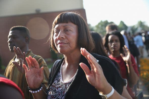 "Manos arriba. No dispare" tiene el fin de recordar a todos los que han sufrido la brutalidad y violencia policial.