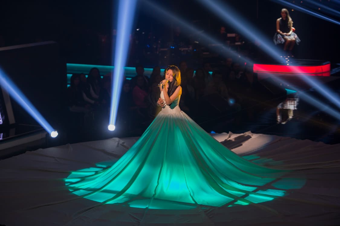 Varios colores y formas decoraron de manera mágica el vestido de Ariadna, quien logró que el público se pusiera de pie.