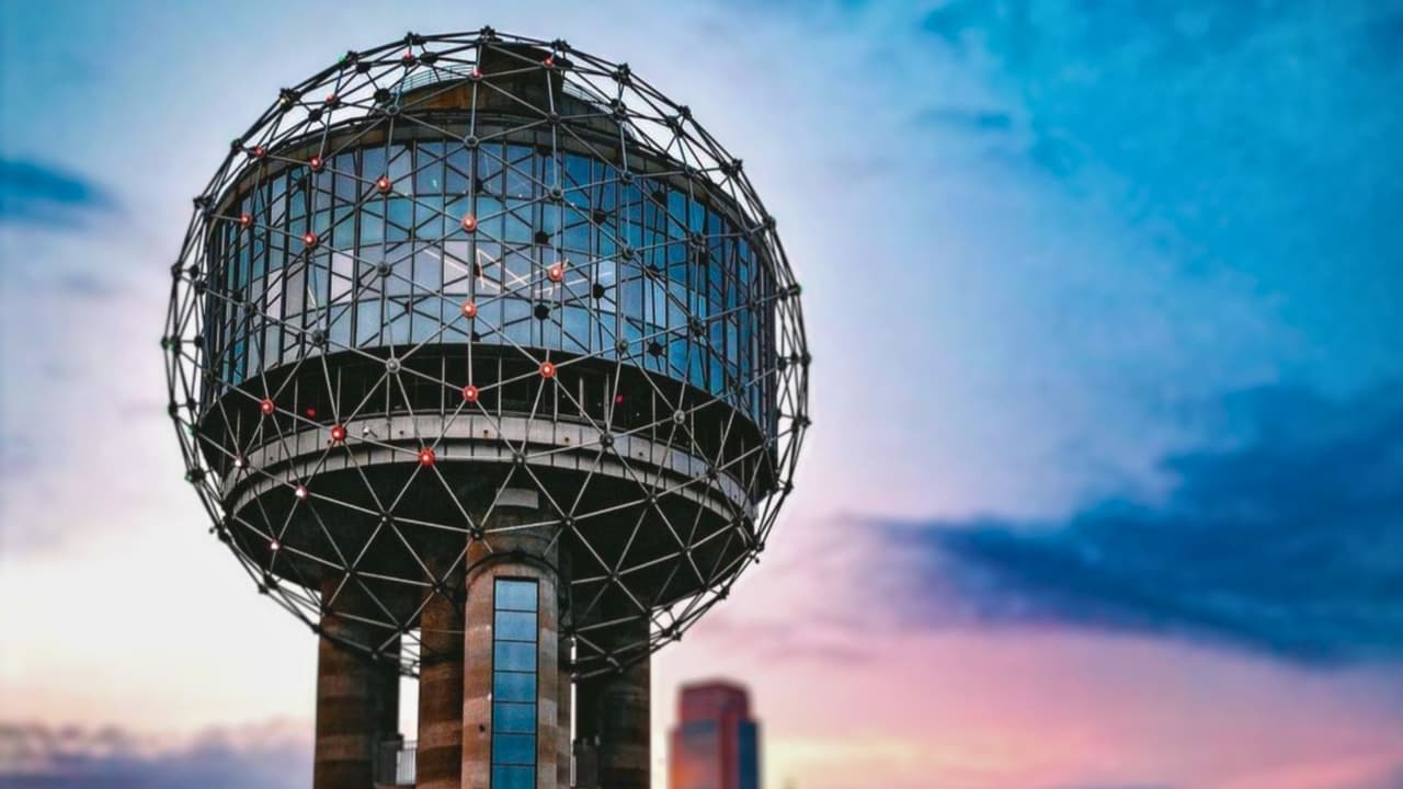 📍 
<b><a href="https://maps.app.goo.gl/aQHP4YtHLyEMhi8G9" target="_blank">Reunion Tower </a></b>
<br>
<b>De 10:00 de la mañana a 2:00 de la tarde</b>, la icónica torre de la Estrella Solitaria ofrece la oportunidad de presenciar el eclipse. 
<b>La entrada es gratuita y habrá una variedad de vendedores de comida disponibles</b>. Además, las primeras mil personas en llegar recibirán lentes especiales para la ocasión, 
<a href="https://reuniontower.com/" target="_blank">junto con vales para visitar el GeO-Deck después</a>. Una experiencia celestial que promete 
<b>dejar recuerdos imborrables a todos los asistentes</b>.