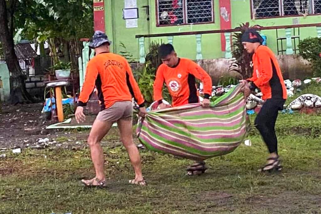 Once cadáveres, la mayoría de niños, fueron extraídos el viernes por rescatistas con palas en Kusiong, señaló. “Esa comunidad será nuestra zona cero hoy”, dijo Sinarimbo, y añadió que se ha emplazado maquinaria pesada y más rescatistas, entre los que hay elementos del ejército y la policía, al igual que voluntarios, para reforzar las labores de búsqueda y rescate.