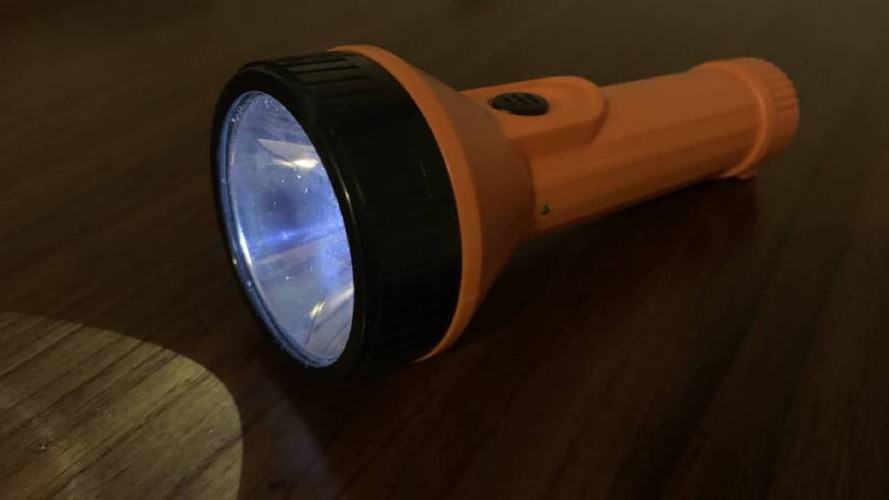 <b>No enciendas velas</b>
<br>Las velas o veladoras son un riesgo de incendio, mejor utiliza linternas o lámparas de baterías, y ten una reserva de baterías. Si cuentas con un generador, nunca lo enciendas al interior, mantenlo fuera de casa.