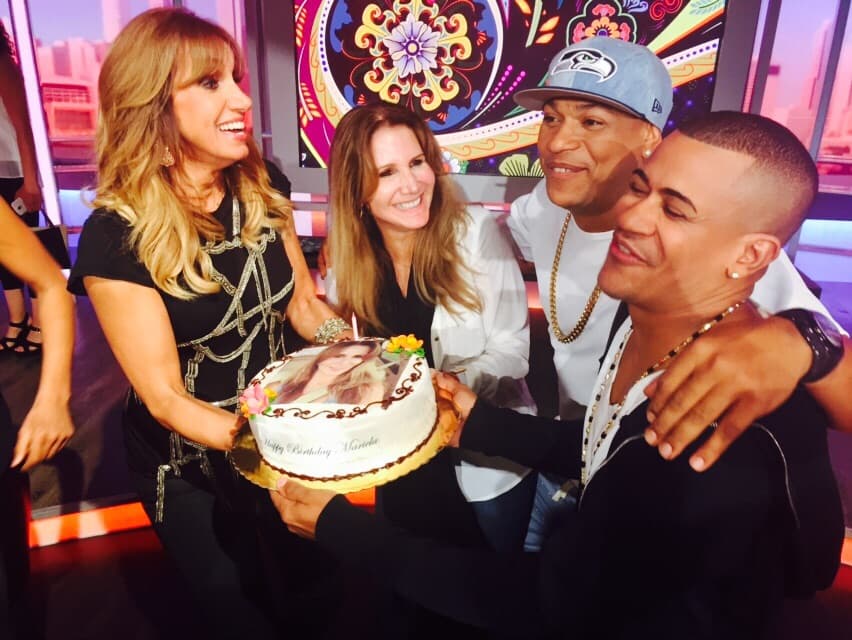 Gente de Zona sorprendió a nuestra productora con un pastel de cumpleaños.