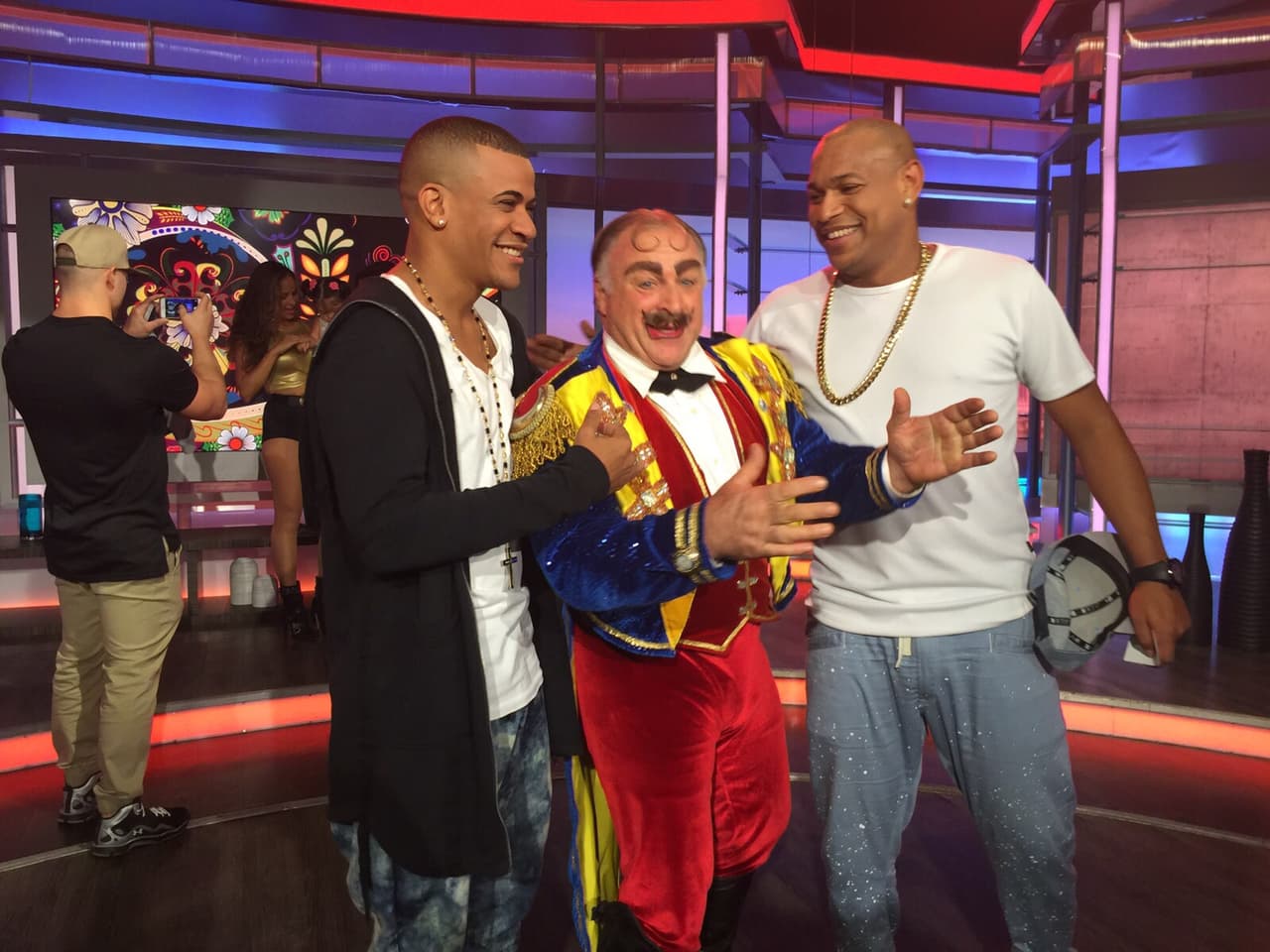 Gente de Zona y el Circo Hermanos Vázquez.