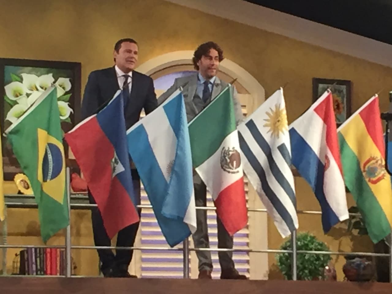 ¡Córrele! Deja de contemplar el escenario, ya tenemos que presentar el segmento.