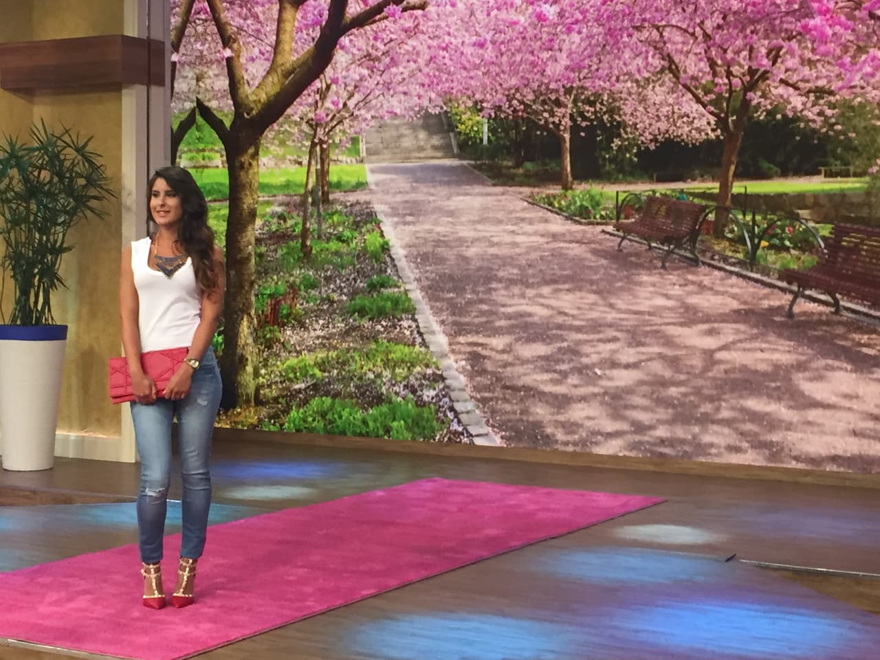 La camiseta blanca es una prenda básica del guardarropa.