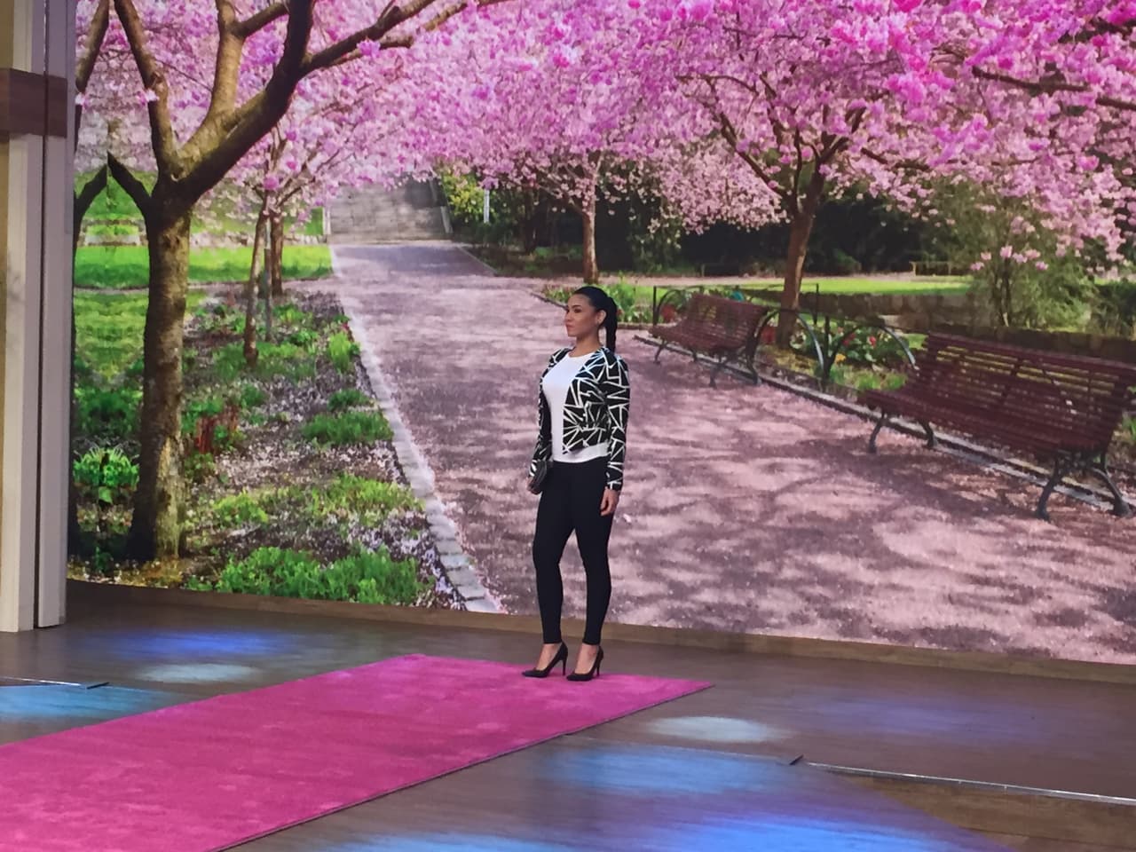 Acompañada con una chaqueta en blanco y negro, una combinación ganadora.