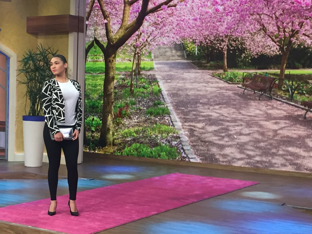 La camiseta blanca es fácil de combinar y permite lograr diferentes looks.