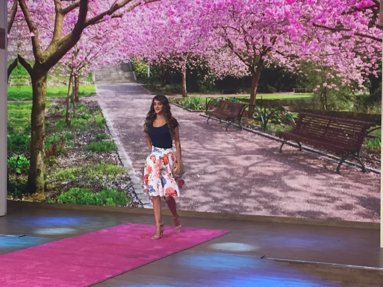 La camiseta negra es una excelente elección para darle vida a un looks informal.