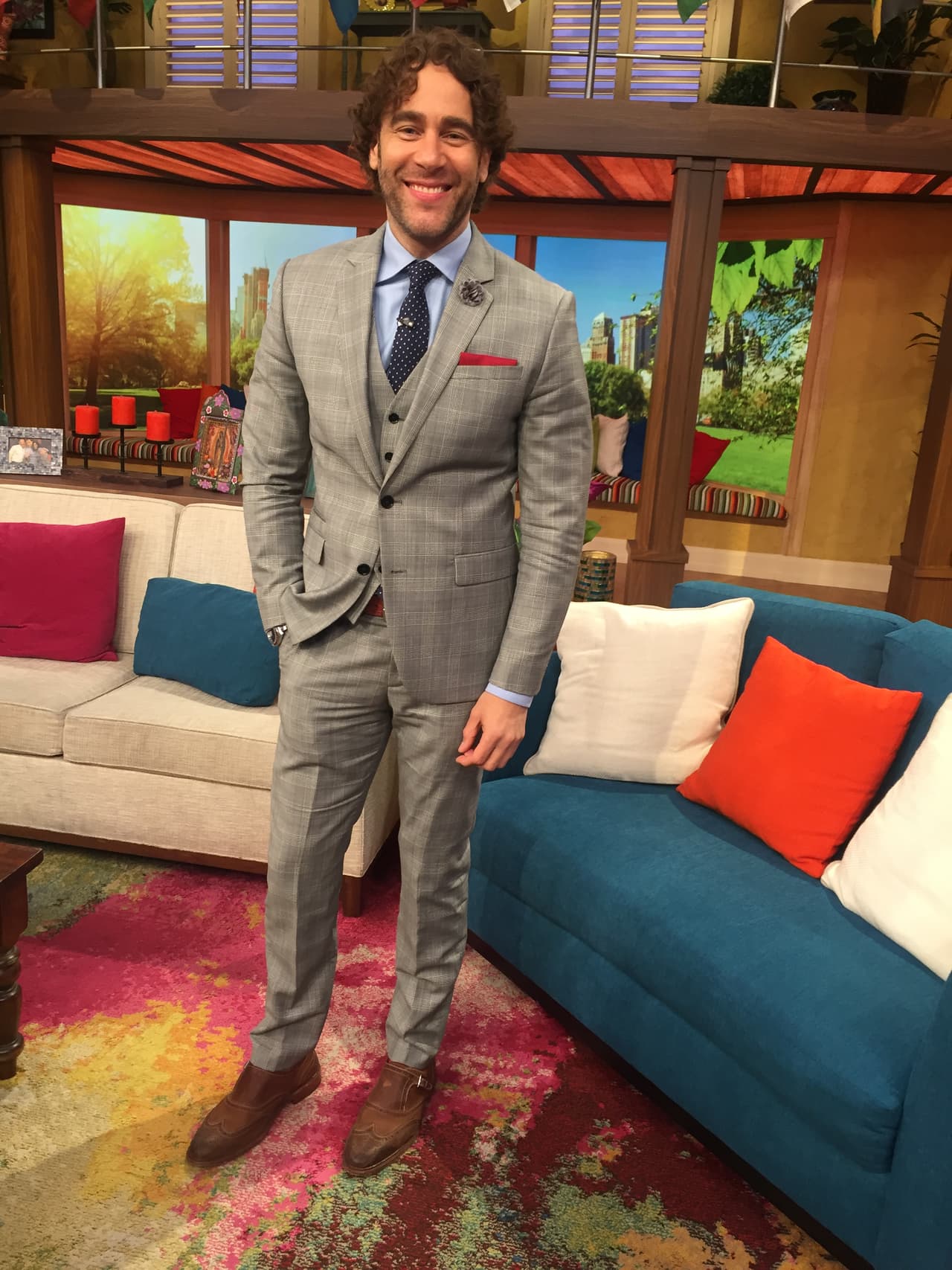 El galán dominicano Carlos de la Mota nos derritió con sus bellos ojos y sus "ricitos de oro".