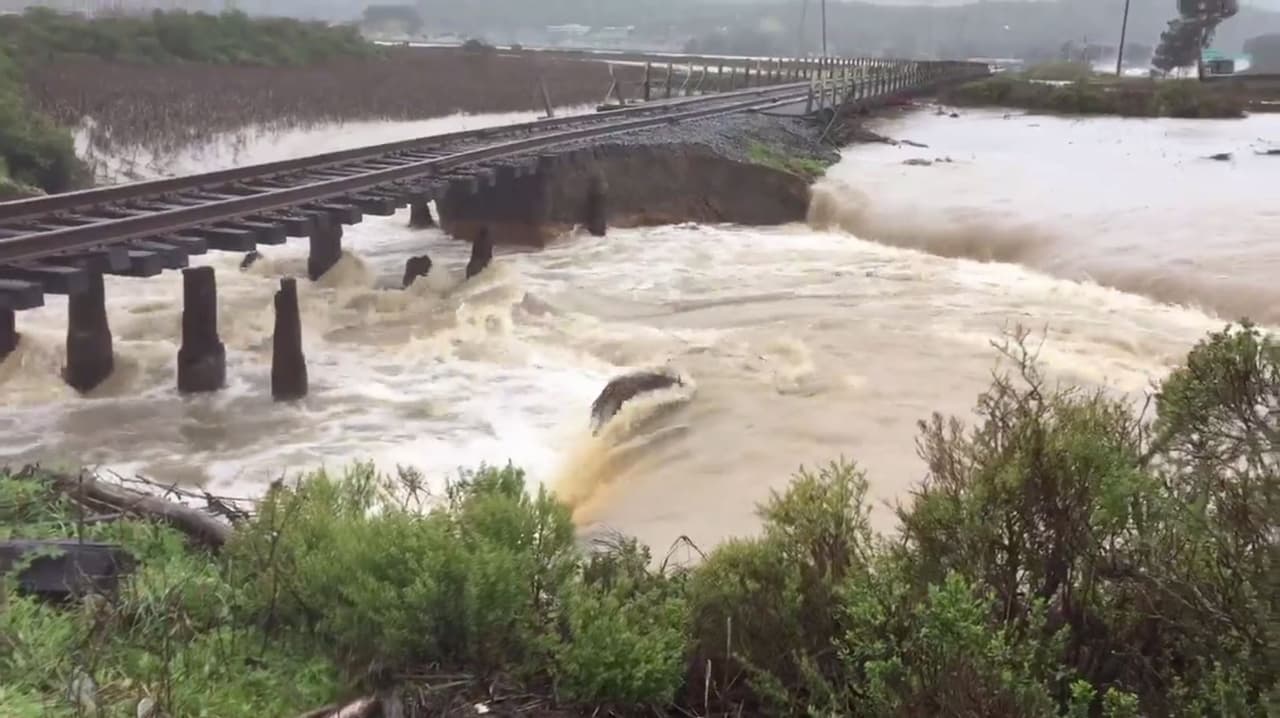 Ruptura de dique en el arroyo Novato tiene a las autoridades en alerta