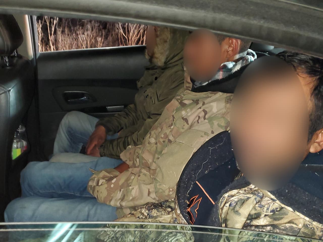 En en el vehículo tres ciudadanos estadounidenses trasladaban un total de cinco inmigrantes.