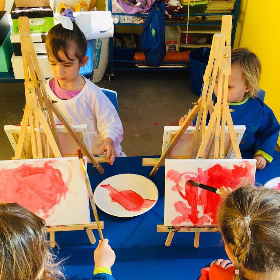 Además de los deportes, ha explorado el mundo del arte, sus papás son sus cómplices y le ayudan a experimentar para descrubir lo que realmente le apasiona.