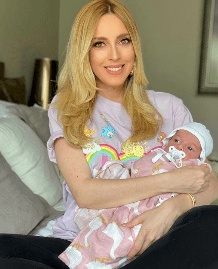 Después de batallar un poco y sentir que “ha sido muy difícil”, Aspe finalmente pudo cumplir su deseo de alimentar a su nena con pura lecha materna.