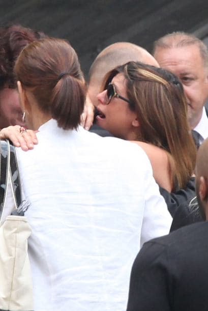 Familiares y amigos de James Gandolfini se dieron cita el día de hoy en la Catedral de San Juan el Divino, en Manhattan, para darle el último adiós al actor quien perdió la vida en Roma, Italia, mientras disfrutaba de unas vacaciones al lado de su hijo Michael. A la ceremonia asistieron poco más de 500 personas y sus amigoas más cercanos dedicaron palabras emotivas al actor de la serie “The Sopranos”. Aquí los videos más chismosos.