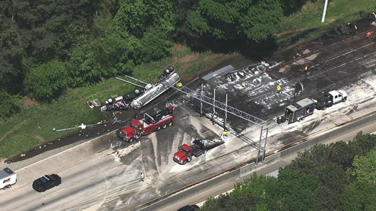 El personal de emergencia todavía está en el lugar y se ha llamado a la Agencia de Protección Ambiental, dijo Bentley. Se insta a los conductores a evitar el área.