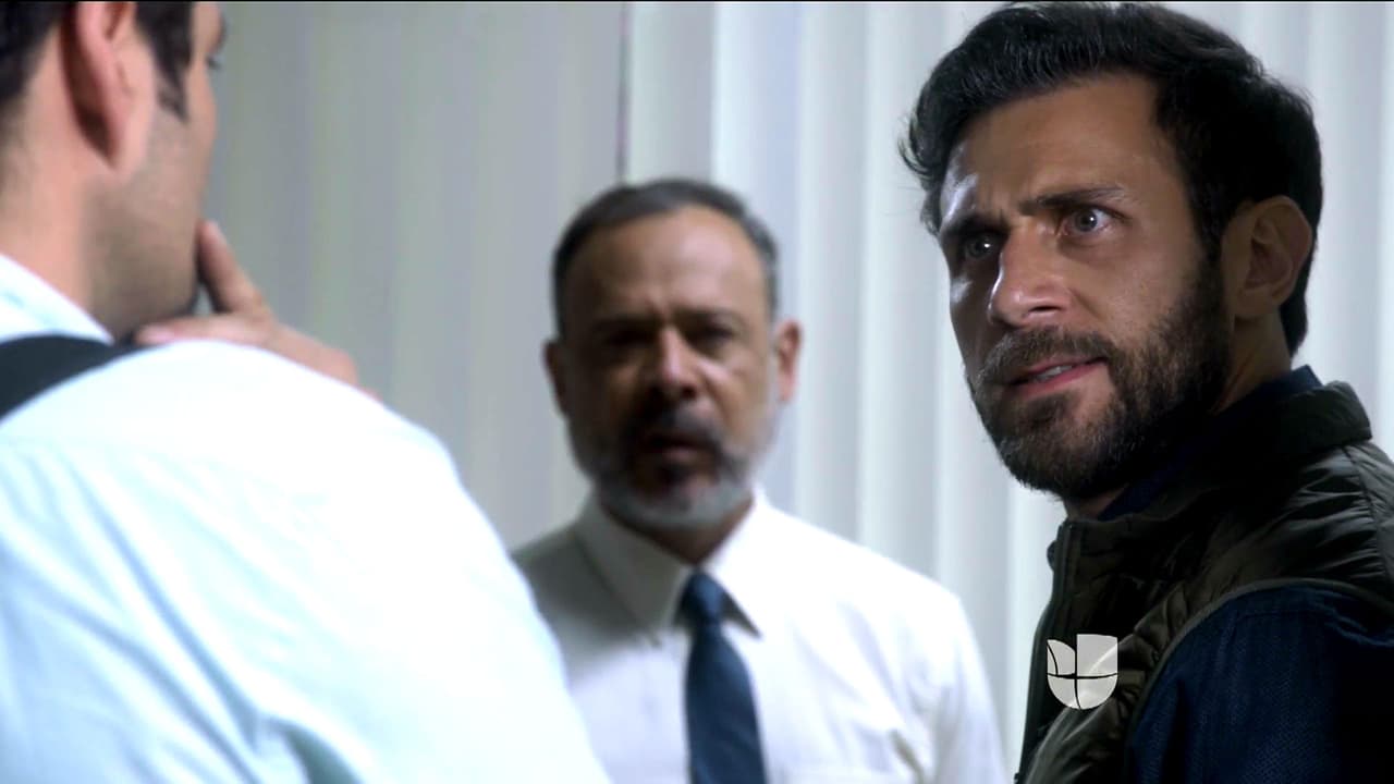 Un agente le preguntó los motivos del viaje de Carolina. Poco después se enteraría que su esposa le había mentido para estar con Damián.