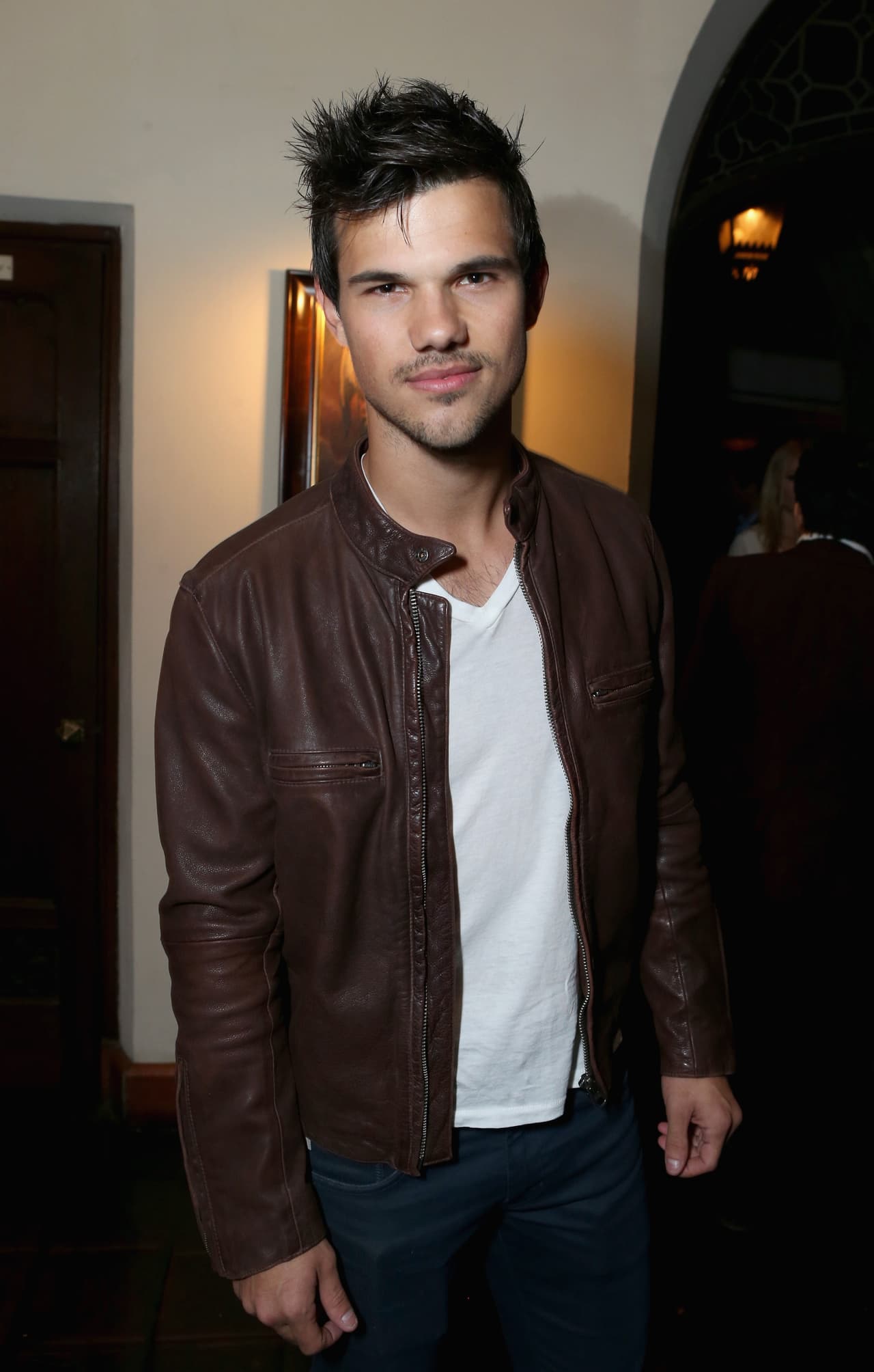 Taylor Lautner se convirtió en uno de los licántropos más famosos al mostrar sus 'abs' después de convertirse en una mística y salvaje bestia en la saga de 'Twilight'.