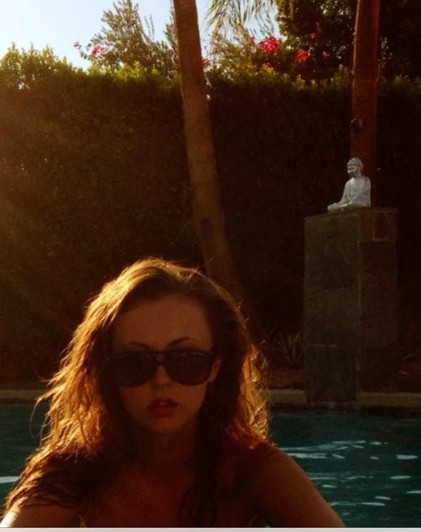 ¡La luna también ha sido enemiga de féminas! Actrices como Katharine Isabelle se han convertido en mujeres lobo, tal vez incluso más peligrosas que los hombres.