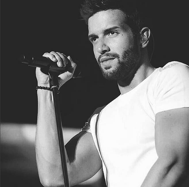 Parece que eso de cautivar a las chicas lo desarrollan muy bien los cantantes españoles, porque Pablo Alborán también las vuelve locas.