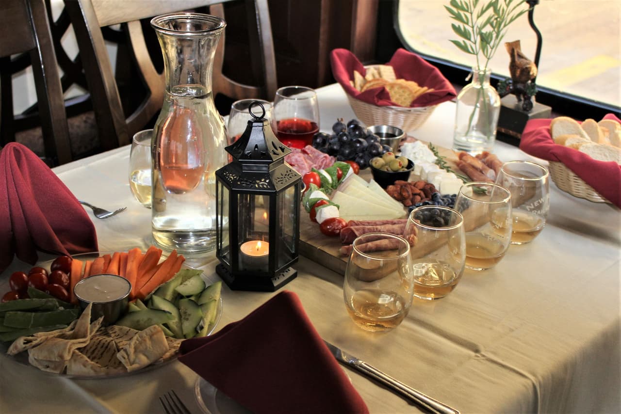 <b><a href="https://www.newhoperailroad.com/romantic-valentines-excursion/" target="_blank">Romantic Valentine’s Excursion on the New Hope Railroad (12 y 13 de febrero)</a></b>: Regrese al cambio de siglo para un romántico viaje en tren de una hora a través de las colinas del condado de Bucks. Suba a bordo del vagón de primera clase, saborea embutidos dulces y salados con tu pareja y acompáñelos con cócteles.