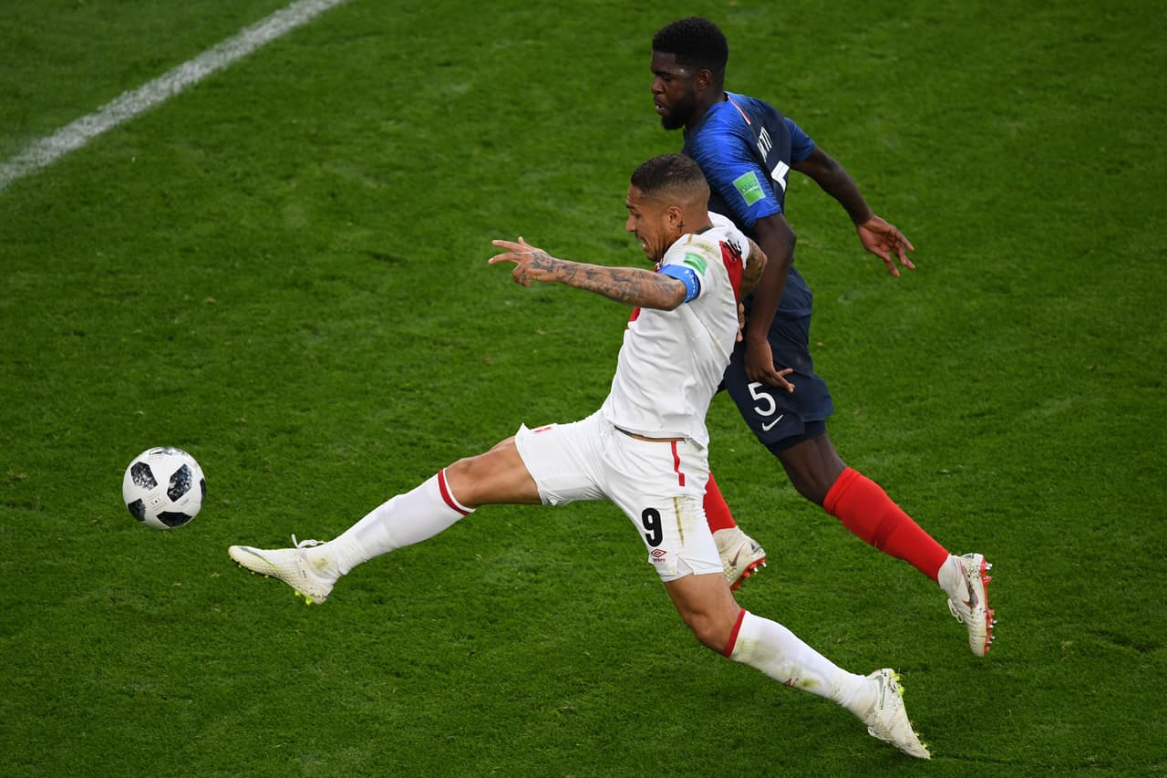 Encabezados por Guerrero, la ofensiva de Perú se lanzó con todas sus armas para vulnerar el arco de Hugo Lloris.