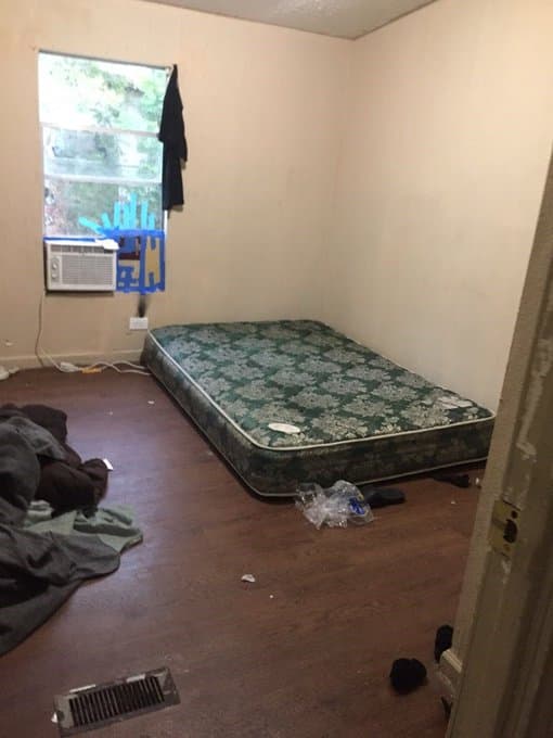 En estas condiciones vivieron temporalmente ocho guatemaltecos detenidos por la Patrulla Fronteriza y el Sheriff del condado de Webb en Central Laredo en julio de 2018.