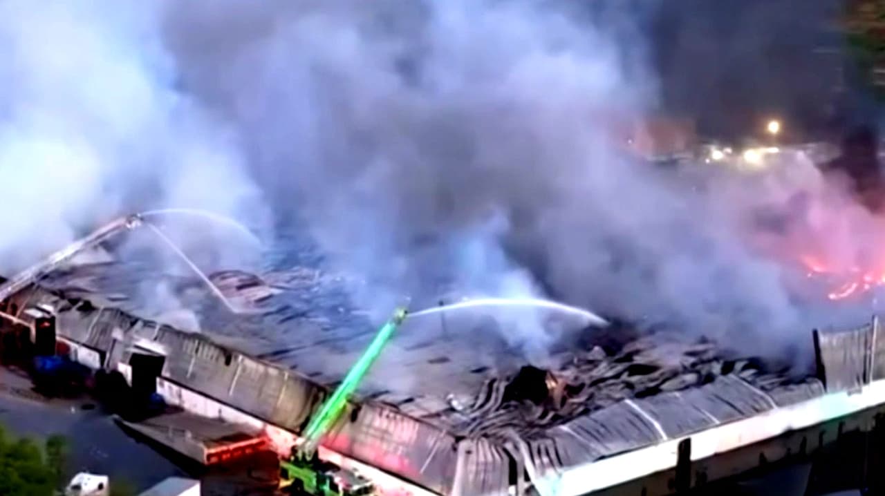 Incendio consume más de 300 mil pies cuadrados en bodega del noroeste de Miami-Dade