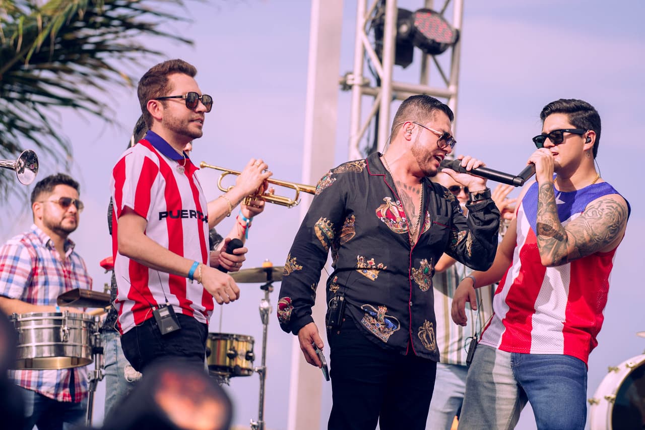 Llegaron con 
<b>Lenin Ramírez</b> con quien cantarán el tema 'Eso es La Riqueza'.