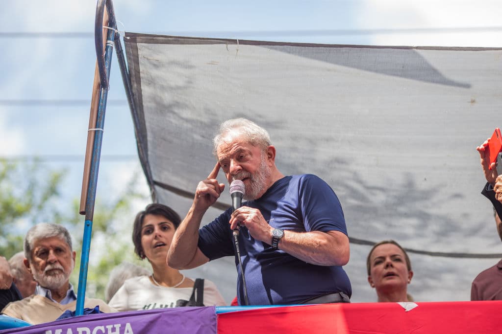 Lula da Silva, de 72 años, le dijo a la muchedumbre antes de entregarse: “Acataré la orden de arresto”. Foto por Victor Moriyama/Getty Images