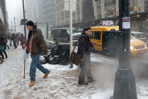 La ciudad que nunca duerme, hoy es azotada por una tormenta que no sólo la ha paralizado, sino que ha dejado a miles varados en aeropuertos nacionales e internacionales. Impresionantes las estampas de #NuevaYork el 26 de enero de 2015, una día para la historia de la 'Gran Manzana'