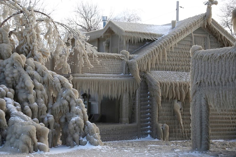 Las imágenes fueron tomadas este sábado luego que vientos helados de una fuerte tormenta invernal durante la semana azotaran la ciudad de Hamburg, situada al sur de la ciudad de Buffalo, cerca de las famosas cataratas del Niágara.
