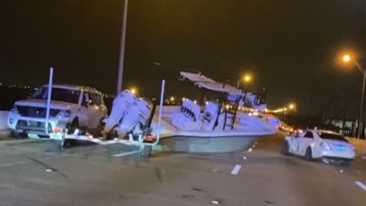 Conductor choca contra camioneta con bote y se fuga en el puente Howard Frankland 