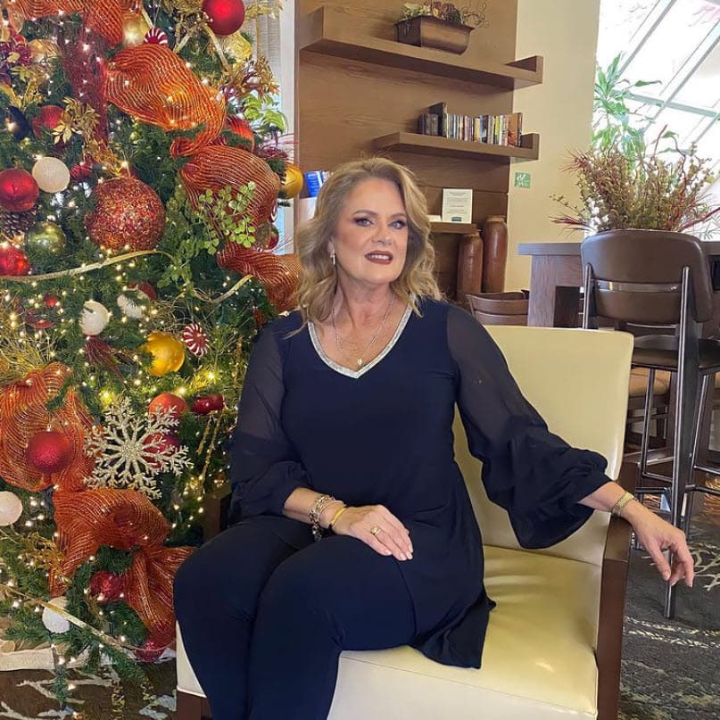 Posando al lado de este árbol navideño,
<b> Erika Buenfil</b> dedicó este mensaje a sus millones de seguidores: "Que la celebración de estas fiestas estén llenas de alegrías, regalos, bendiciones y amor. Felicidades".