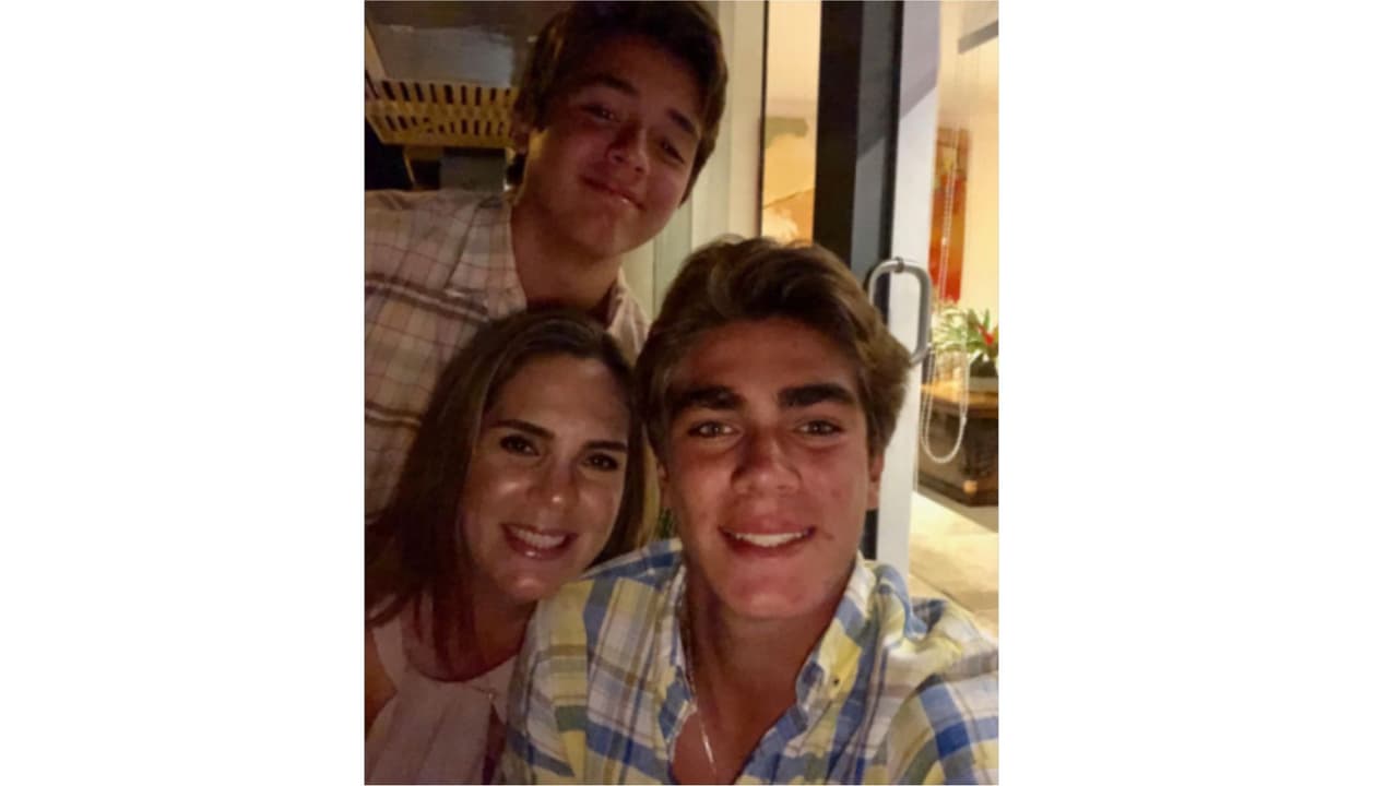 Santiago y Jorge Emilio Salinas con su mamá.