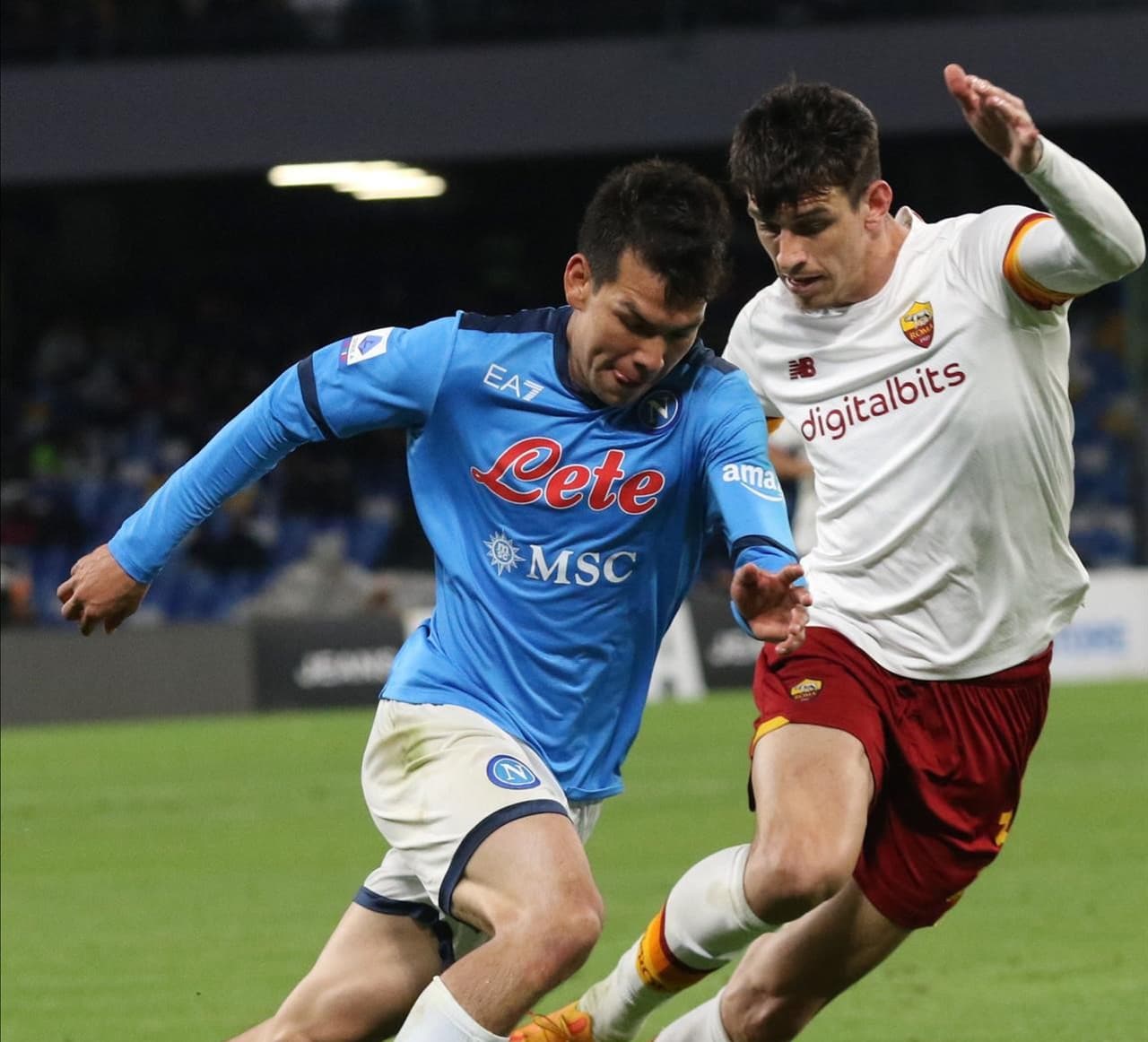 Hirving Lozano provocó el penal con el que Napoli iba a ganar sobre AS Roma, pero un gol en el tiempo de compensación le dio el empate a los de Jose Mourinho en el Estadio Diego Armando Maradona.