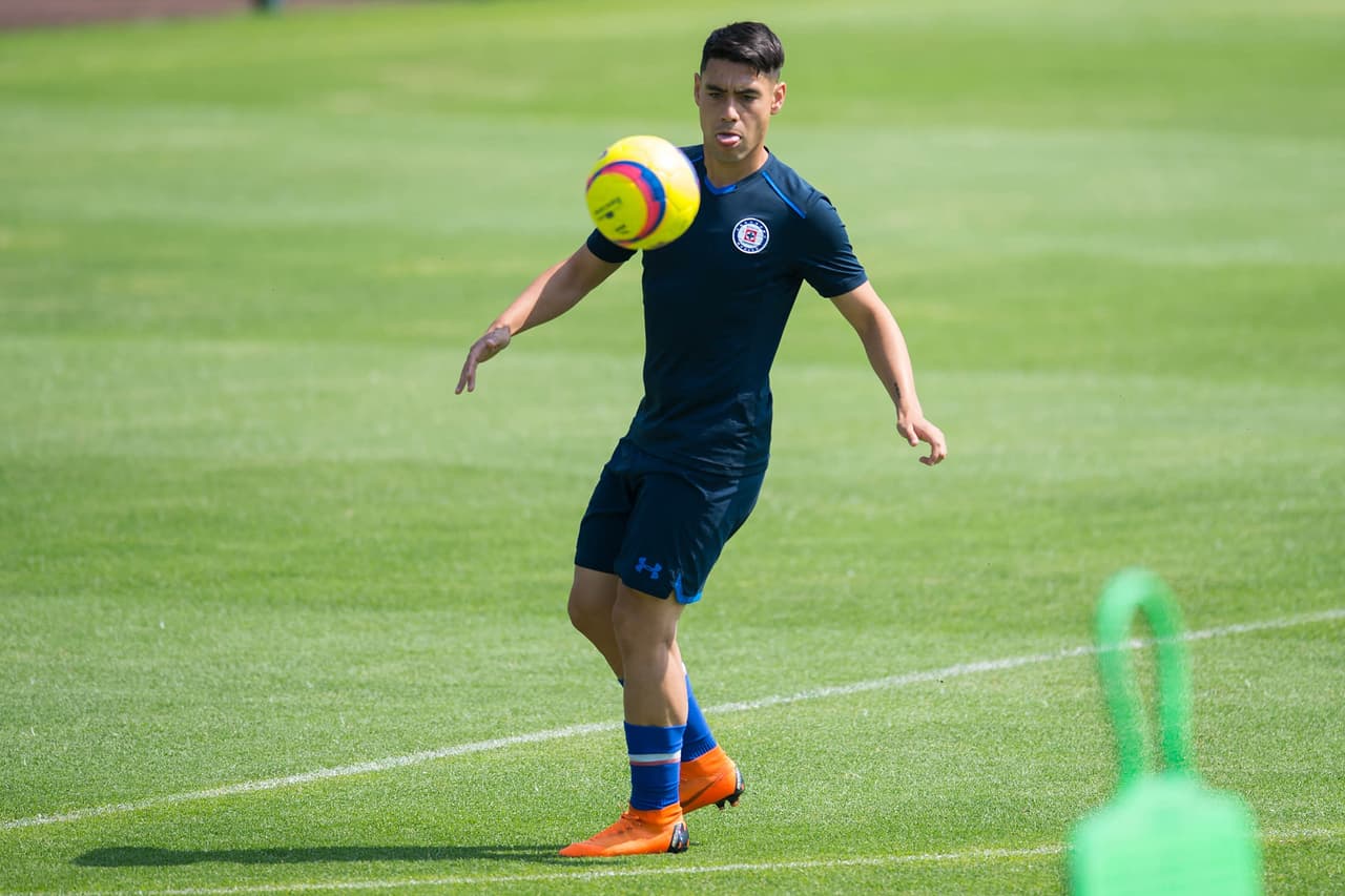 Aunque no irá al Mundial, el chileno Felipe Mora –de Cruz Azul– no pudo jugar con su selección por un desgarro. Sin embargo siguió concentrado en Europa.