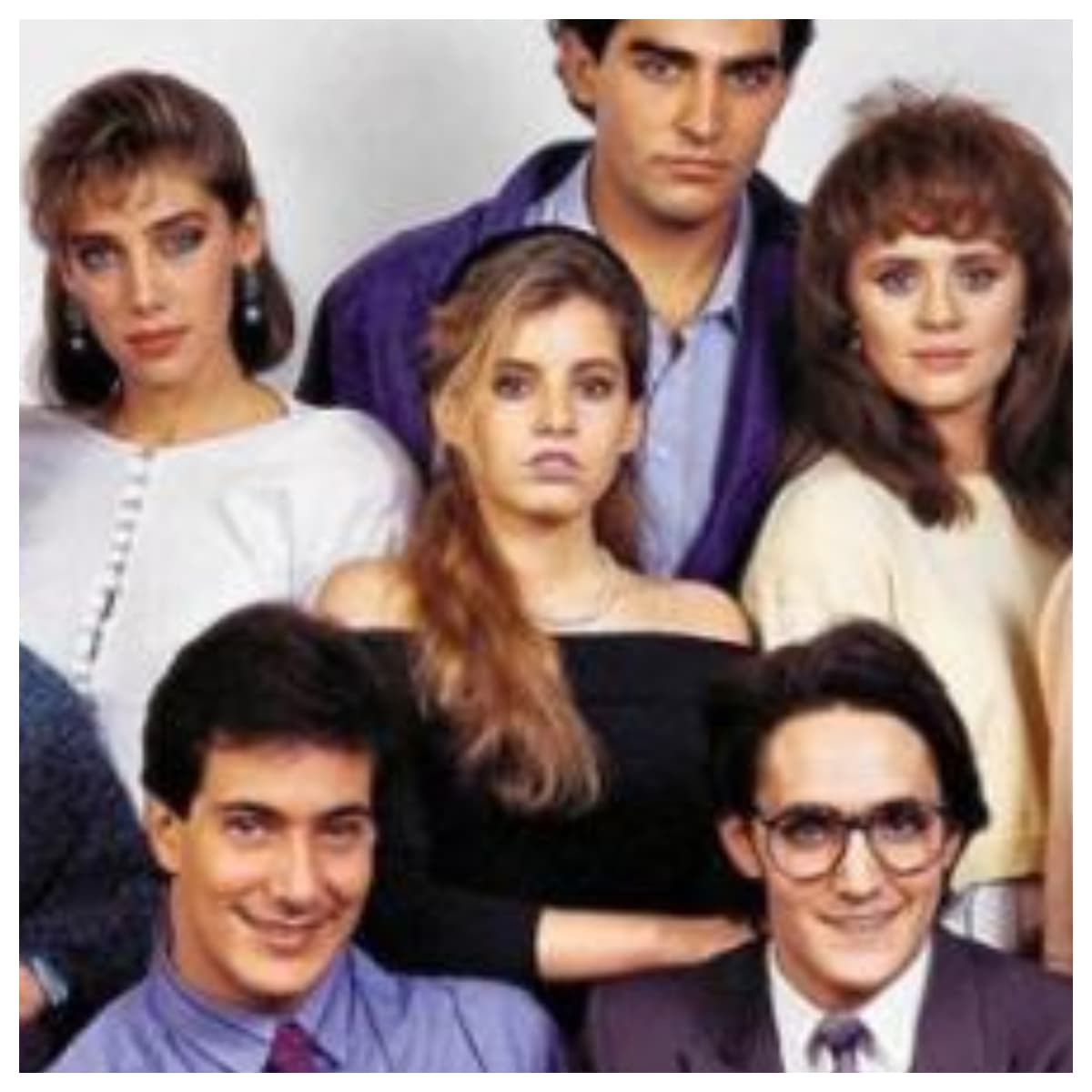 Pronto comenzó su carrera en México y participó en telenovelas como Vivir un poco y 'Pobre juventud' y 'Amor en silencio', entre otras.