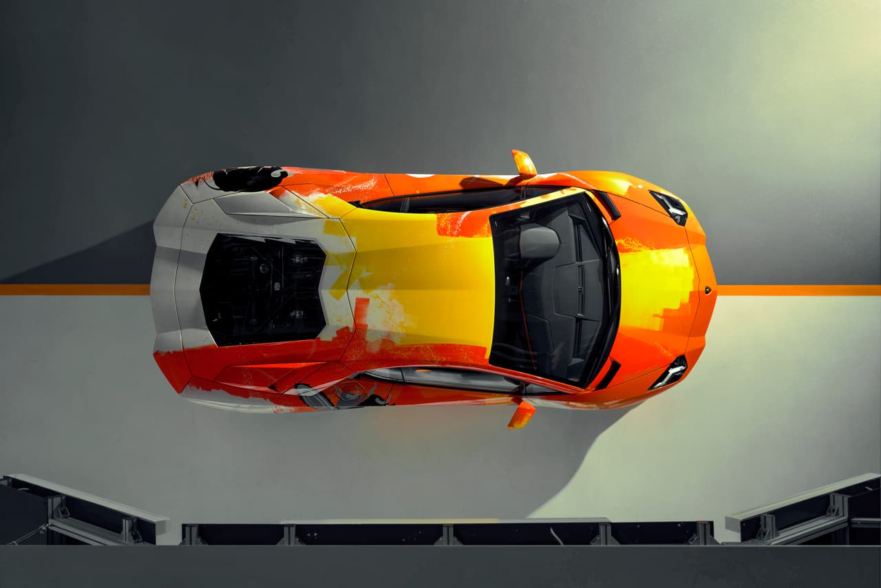 El exterior del deportivo luce unas pinceladas animadas en amarillo, naranja oscuro y blanco, intercaladas con salpicaduras de color y pintura goteando sobre la superficie.