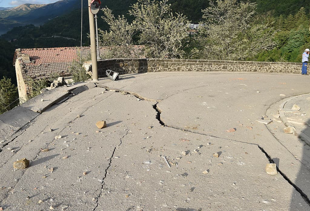 Las vías que conducen a los pueblos de la región central también sufrieron daños severos con el sismo